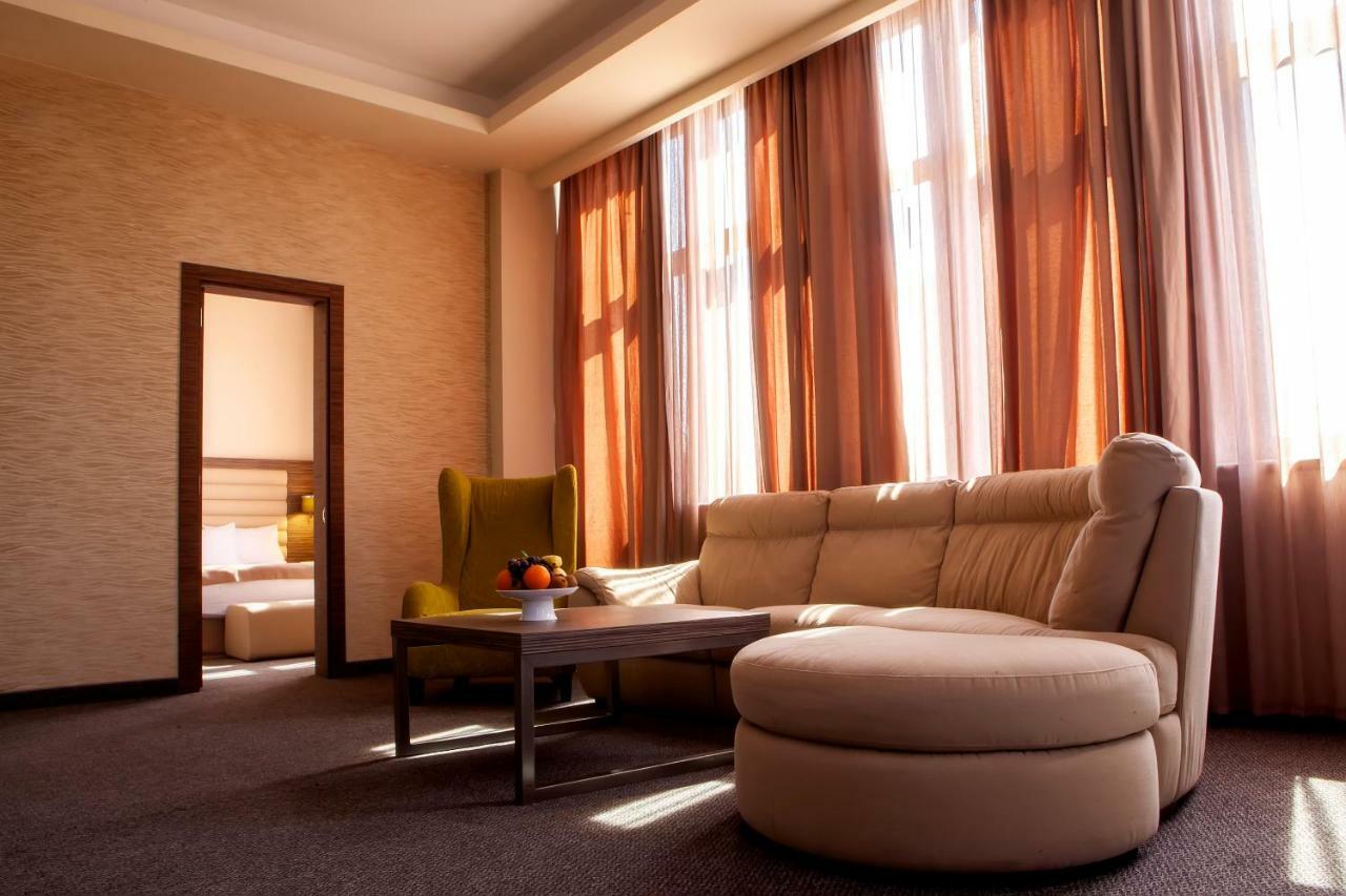 יירבאן President Hotel By Hrazdan Hotel Cjsc מראה חיצוני תמונה